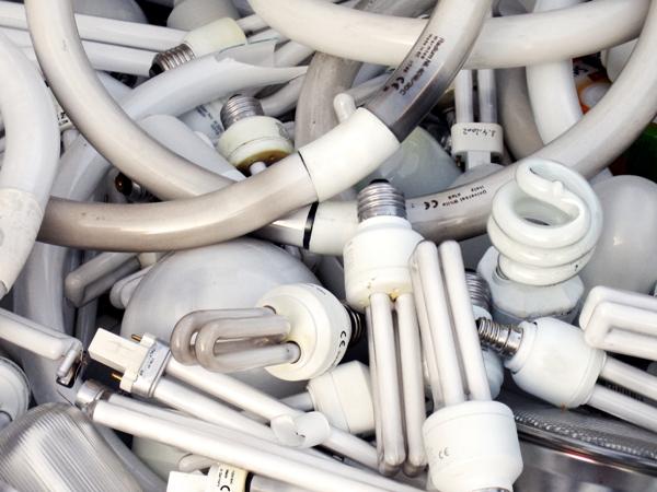 Компания ЭкОН предлагает услуги по утилизации различных опасных отходов, в том числе люминесцентных ламп.