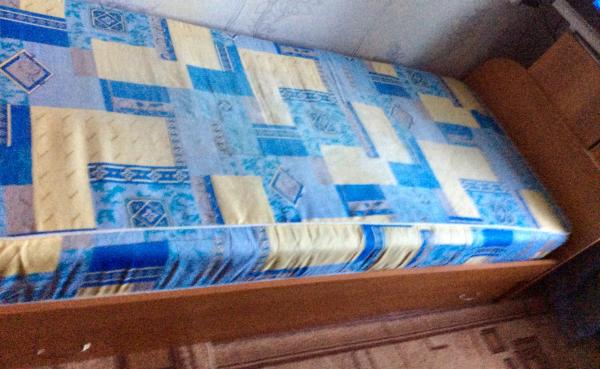 продам 1,5 спальную деревянную кровать с ортопедическим матрасом
